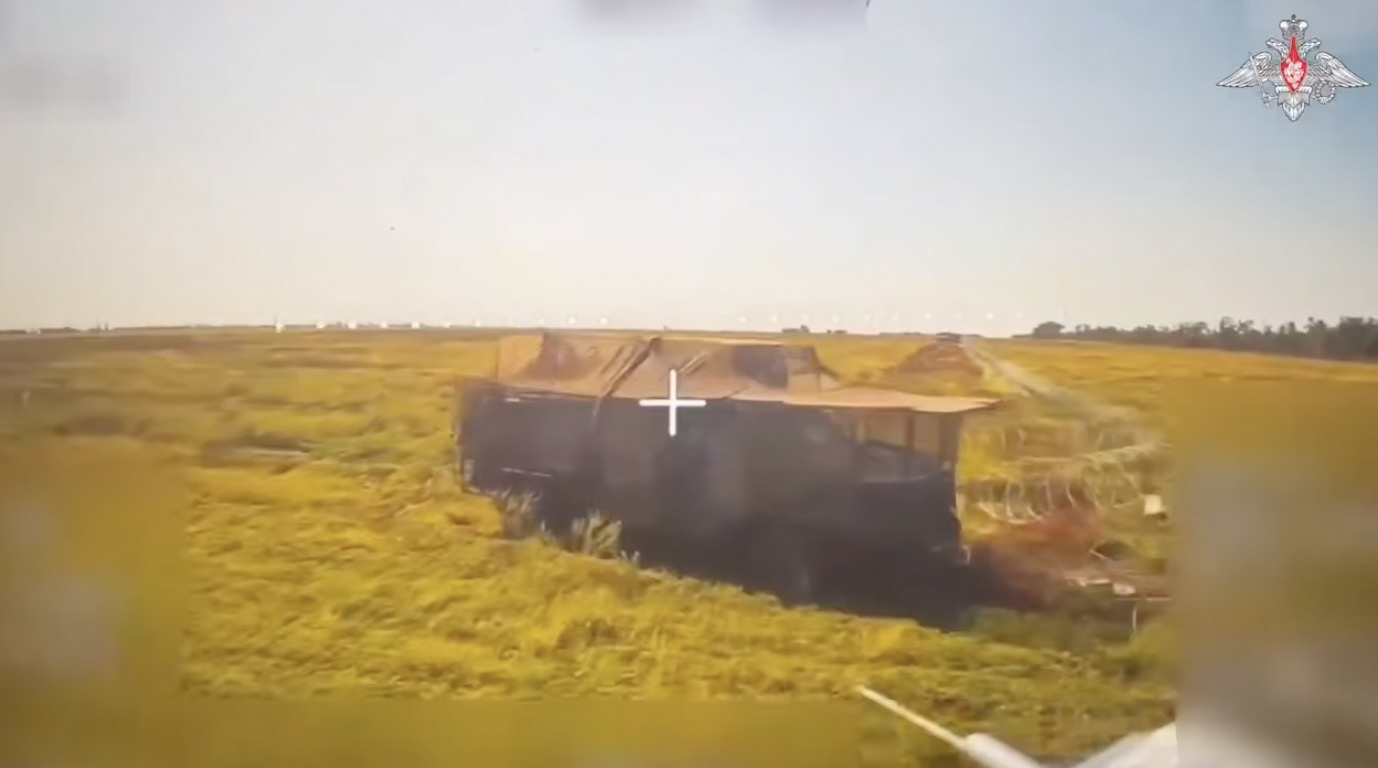 Rusia ataca los vehiculos blindados de Ucrania. Foto: Corte del video del Ministerio de Defensa