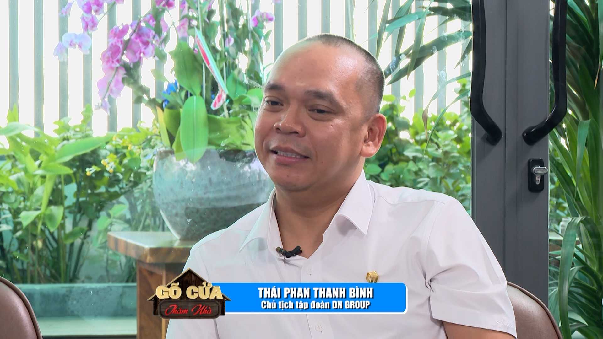 Mr. Thanh Binh shared a story that motivated young people at knocking on doors to visit their homes. Photo: MCV.