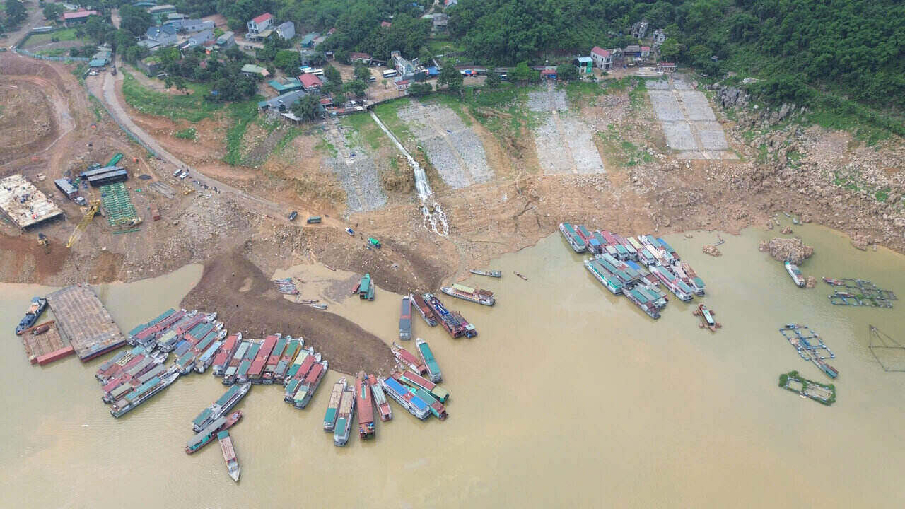 El nivel de agua hidroelectrica HOA Binh disminuyo. Foto: Dang Tinh