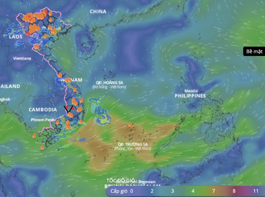 El area de baja presion tiene una posicion de latitud norte de aproximadamente 16 grados, 123 grados de menstruacion a las 13:00 de esta tarde 8.6. Arriba esta la imagen de las escuelas de viento en el mar actualizada a las 16 h en 8.6. Foto: Sistema de monitoreo de desastres naturales de Vietnam