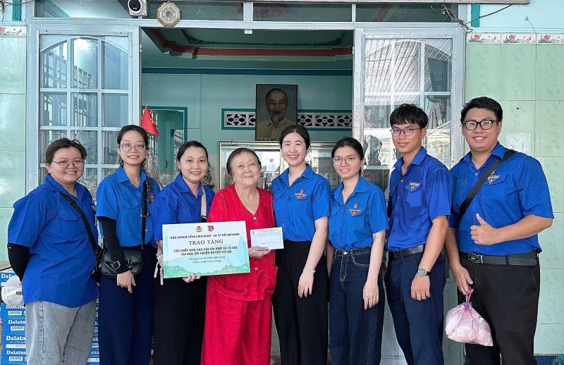 Các đoàn viên Đoàn Thanh niên Cộng sản Hồ Chí Minh Nhà khách Tổng Liên đoàn Chi nhánh TPHCM đã đến thăm, tặng quà cho trẻ em, cụ già neo đơn được nuôi dưỡng, chăm sóc tại Mái ấm Thiện Duyên. Ảnh: Đức Long