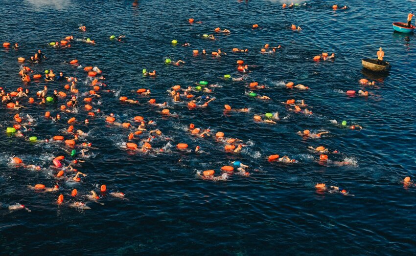 Bajo el agua azul de Ly Son Island, los atletas participaron con entusiasmo en la competencia. Foto: Ly Son Cross Island 2025
