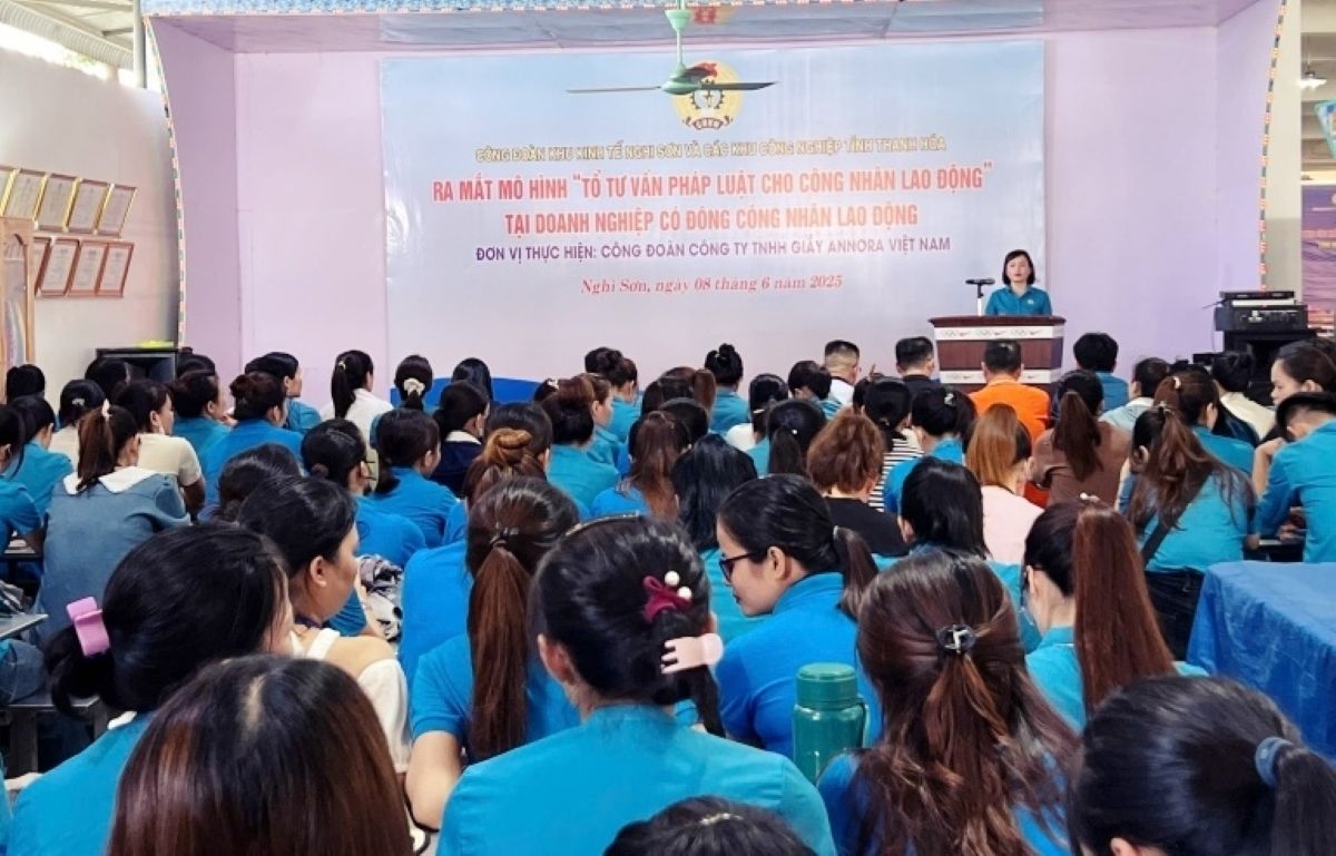 Ra mat mo hinh “To tu van phap luat cho cong nhan lao dong” tai Cong ty TNHH giay Annora Viet Nam. Anh: Minh Hoang