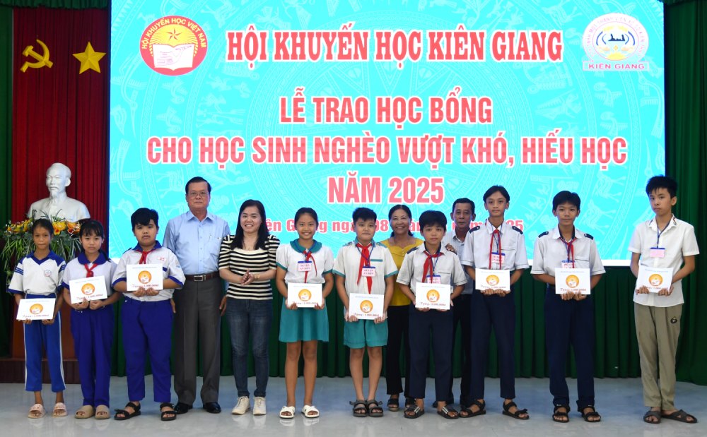 Chairman of the Kien Giang Provincial Association for the Promotion of Education Nguyen Van Tan presented scholarships to poor and studious students in 2025. Photo: Phuong Vu