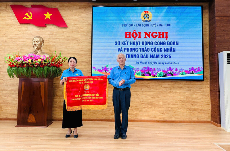 Sr. Pham Van Duoc - Vicepresidente de Lam Dong Provincial Labor Union - Otorgo banderas de emulacion al sindicato de base que lidera el movimiento de emulacion para el año escolar 2024 - 2025. Foto: Pham Yen Yen