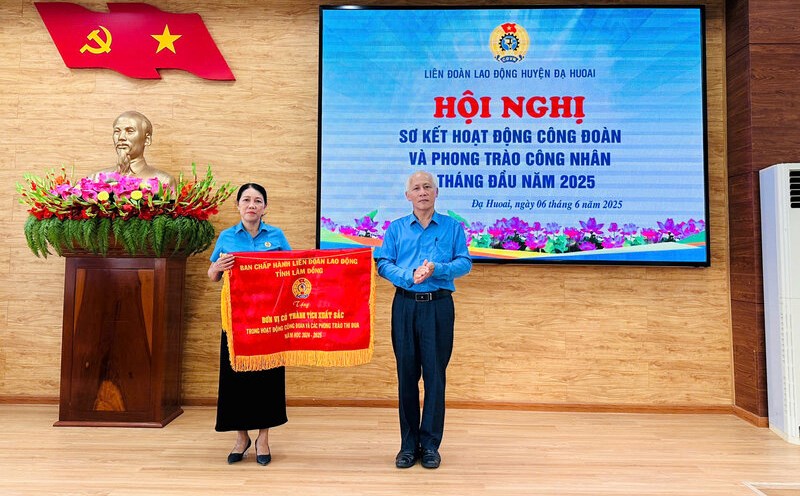 Mr. Phan Van Duoc - Vice Chairman of Lam Dong Provincial Labor Federation presented emulation flags to the grassroots trade union leading the emulation movement in the 2024 - 2025 school year. Photo: Pham Yen