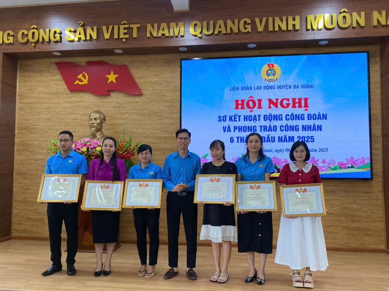 Tang bang khen cua LDLD tinh Lam Dong cho can bo, doan vien co thanh tich xuat sac trong phong trao thi dua va hoat dong cong doan nam hoc 2024 - 2025. Anh: Pham Yen