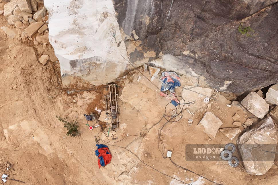 Los ladrones de perforacion cortaron y separan cada roca grande de Hon Cha Mountain (Tran Quang Dieu Ward, Quy Nhon City, Binh Dinh) al mediodia a principios de mayo 5.2025. Foto: Hoai Phuong