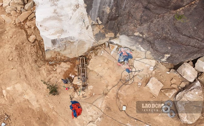 The bandits drilled and cut each large rock out of Hon Cha Mountain (Tran Quang Dieu Ward, Quy Nhon City, Binh Dinh) in the early afternoon of May 2025. Photo: Hoai Phuong
