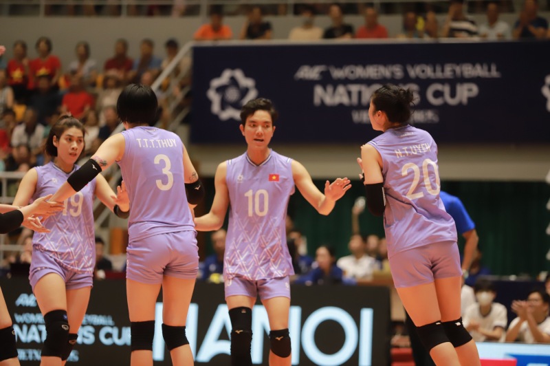 Bich Tuyen va dong doi choi bong rat quyet tam. Anh: Hoang Hue