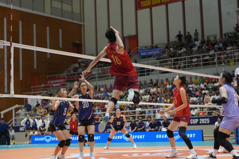Bich Tuyen vao san choi 1 set o tran ra quan. Anh: VFV