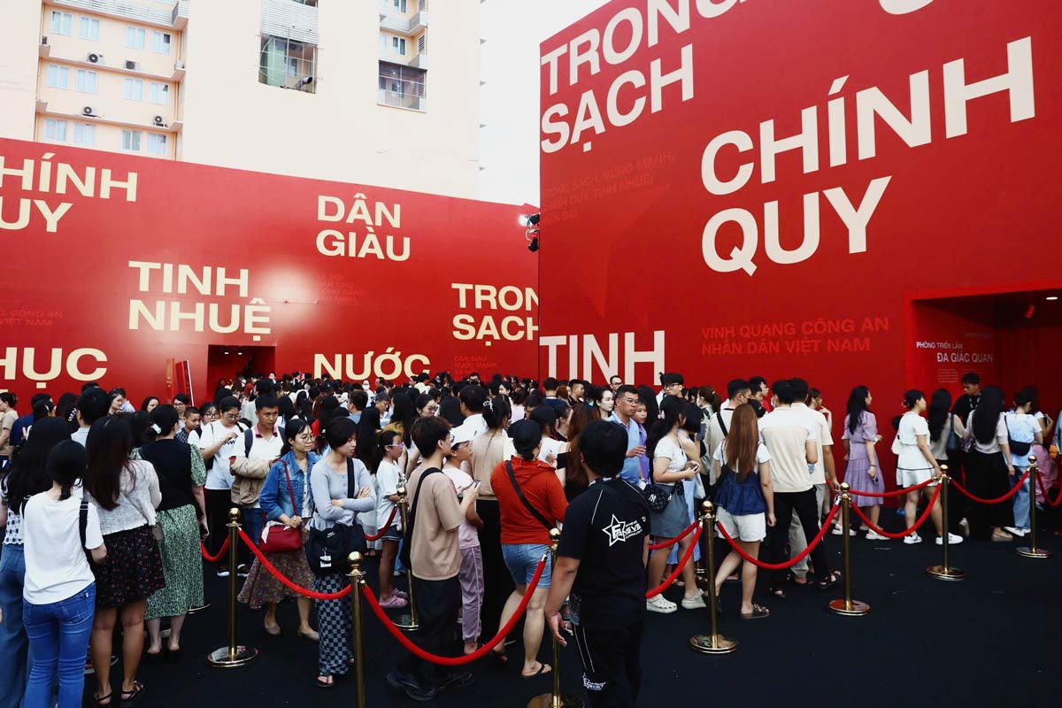 Ho Chi Minh City walking street packed with people on the last day of the People's Public Security Glory event