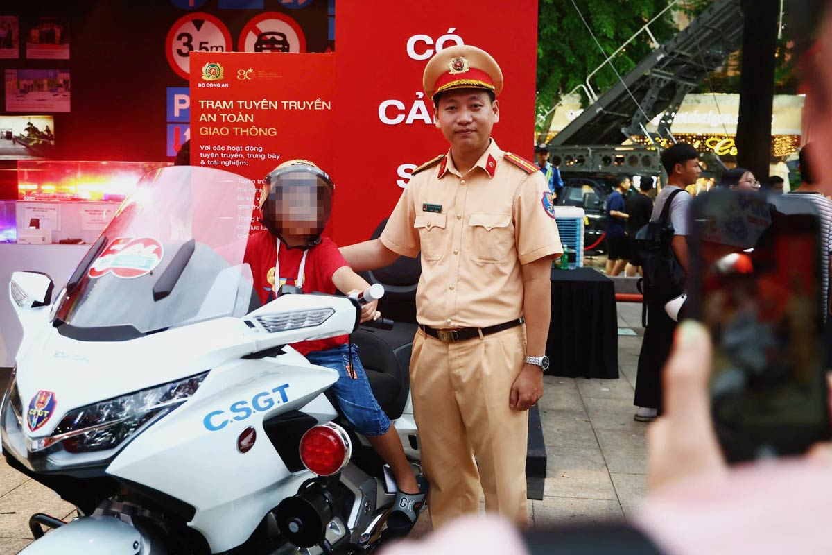 Cac gian trung bay khi tai, phuong tien dac chung, trien lam anh, khu mo phong hien truong chay no va khu vuc hoa trang thanh chien si cong an nhi deu thu hut dong dao nguoi tham quan.