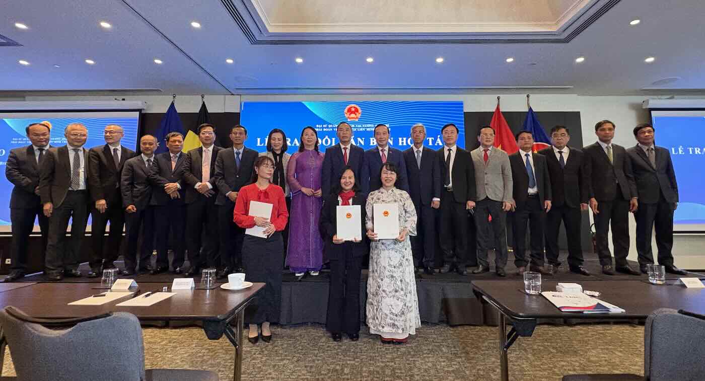 Quang Binh signed a cooperation agreement to expand the European tourism market. Photo: Hai An