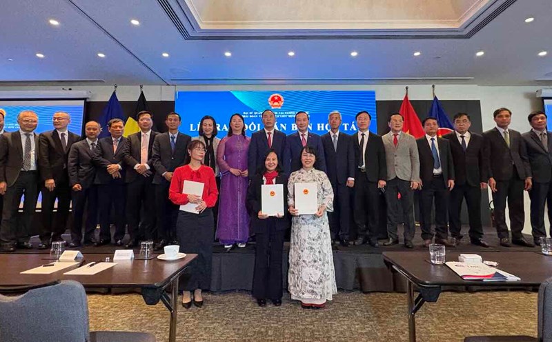 Quang Binh signed a cooperation agreement to expand the European tourism market. Photo: Hai An