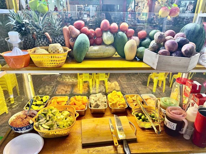 A resident in Nha Trang requested an invoice after eating 2 glasses of 72,000 VND smoothies. Photo: Vinh Nguyen