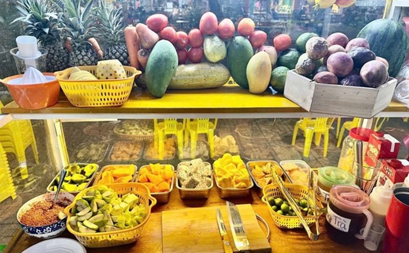 A resident in Nha Trang requested an invoice after eating 2 glasses of 72,000 VND smoothies. Photo: Vinh Nguyen