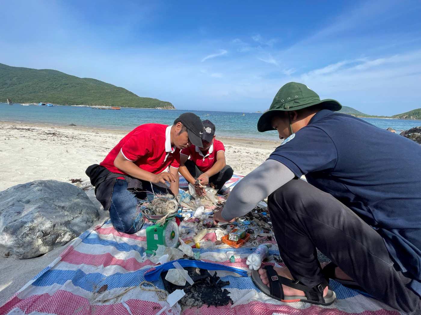 La Junta de Administracion de NHA Trang Bay recolecta y monitorea los desechos plasticos en las zonas costeras. Foto: Phuong Linh