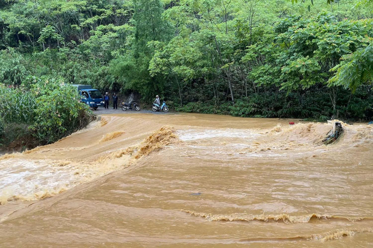 Las fuertes lluvias causan muchos lugares en el distrito de Muong Khuong, provincia de Lao Cai. Foto: Suministro de personas
