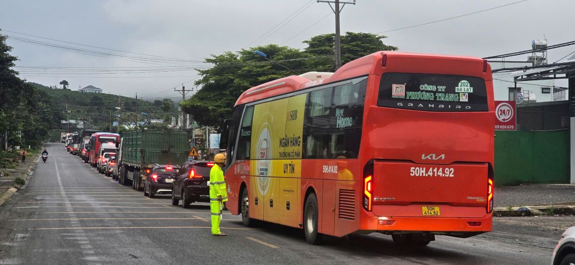The traffic jam lasted for many hours. Photo: Lam Hong