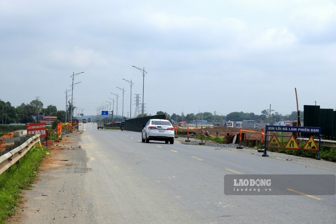 Rào chắn, đèn, biển cảnh báo được bố trí dày đặc ngăn cách đường Hồ Chí Minh và dự án. Ảnh: Tô Công.
