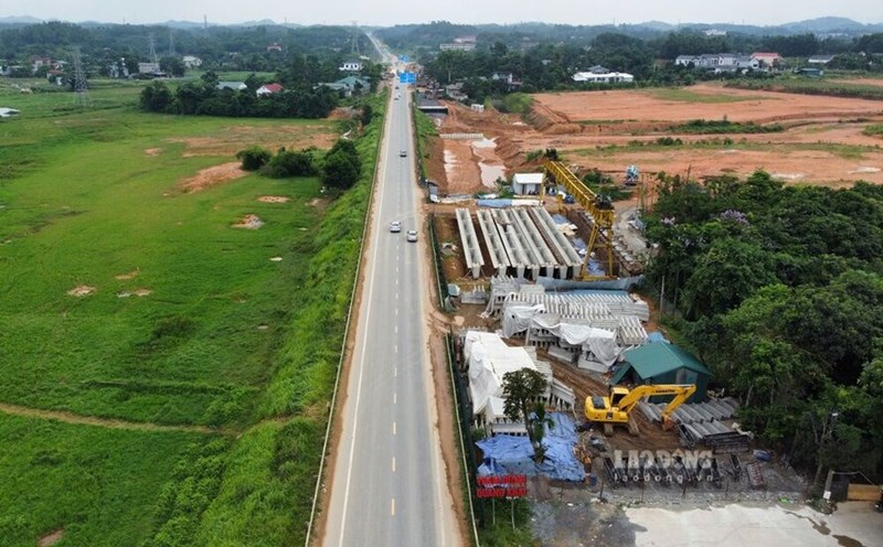 The road connecting the two expressways under construction borders Ho Chi Minh road through Ha Loc commune, Phu Ho of Phu Tho town. Photo: To Cong.