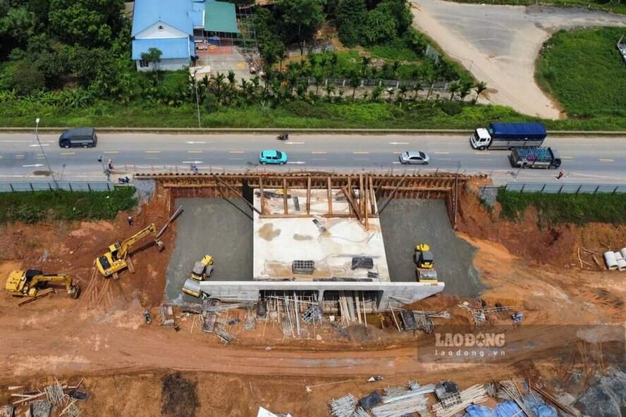 Nhiều phương tiện, thiết bị đang thi công hầm chui. Ảnh: Tô Công.