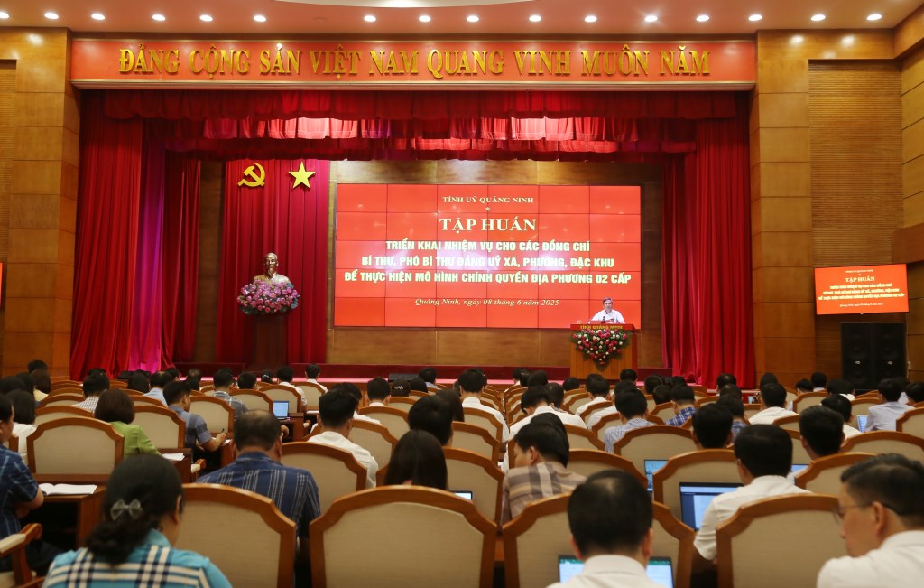 Training conference on deploying tasks for Secretaries and Deputy Secretaries of the Party Committees of communes, wards and new special zones to implement the 2-level local government model in Quang Ninh. Photo: Quang Ninh Provincial Media Center