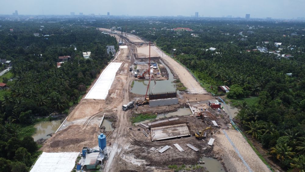 Construction site of the Ho Chi Minh City Ring Road 3 project through An Son ward, Thuan An city, Binh Duong province. Photo: Duong Binh