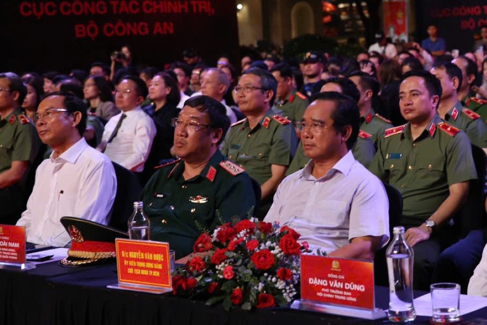 Cac dong chi lanh dao Bo Cong an, Thanh uy - UBND TPHCM, Bo Quoc phong... du chuong trinh Gala am nhac. Ảnh: Thanh Tau
