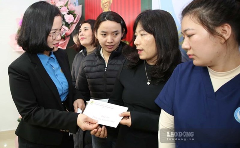 President of the Quang Binh Provincial Federation of Labor Dinh Thi Ngoc Lan presented gifts to union members and workers in difficult circumstances. Photo: Cong Sang