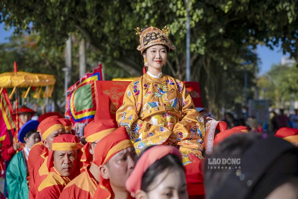 Dong nguoi xuat phat tu Nghinh Luong Dinh, mac trang phuc truyen thong dieu hanh doc bo song Huong, qua cau Truong Tien, duong Nguyen Dinh Chieu, cau go lim va ket thuc tai quang truong phia truoc truong THPT Chuyen Quoc hoc Hue.