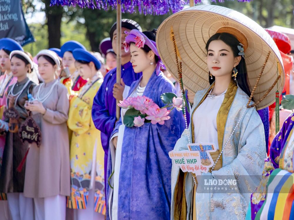 Diem nhan noi bat la man tai hien doan ngu gia trieu Nguyen mang ten “Bach Hoa Bo Hanh”, do nhom phuc dung cung ten thuc hien. Phuc trang duoc thiet ke dua tren tu lieu lich su thoi Nguyen cuoi the ky XIX – dau XX, tao nen buc tranh song dong giua long thanh pho.