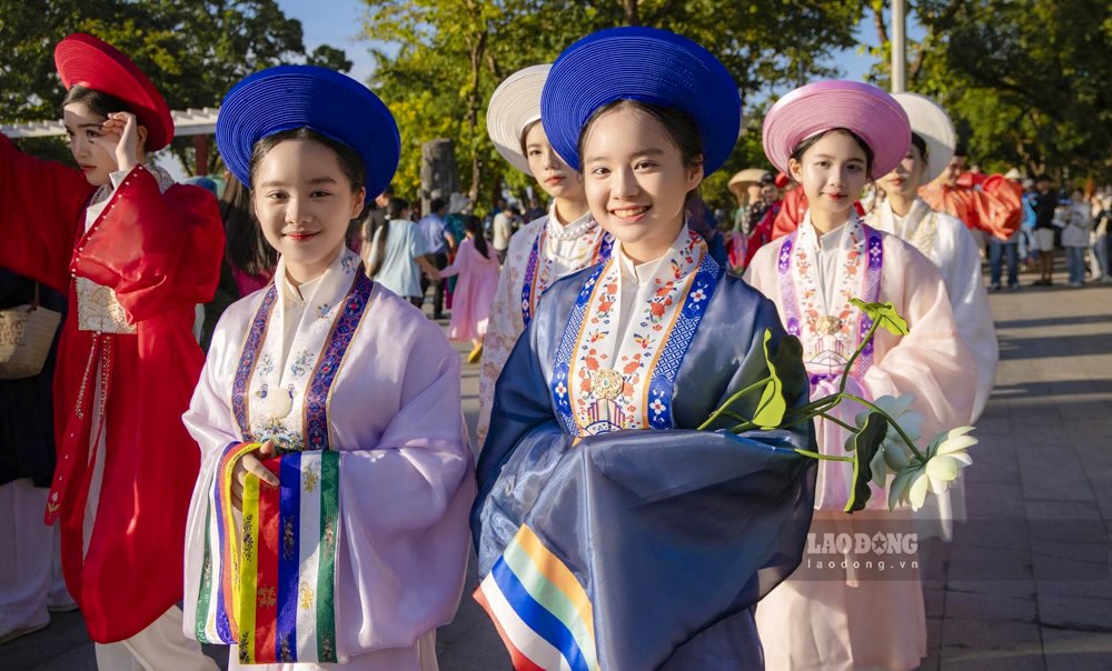 Nhieu nguoi tren khap ca nuoc da tro ve Hue tham gia su kien.