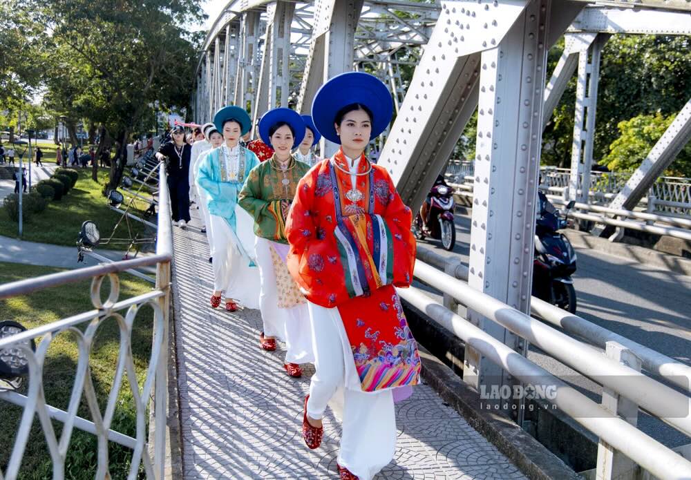 Am nhac cung dinh duoc su dung trong suot hanh trinh, tao nen khong khi vua trang nghiem, vua thi vi.