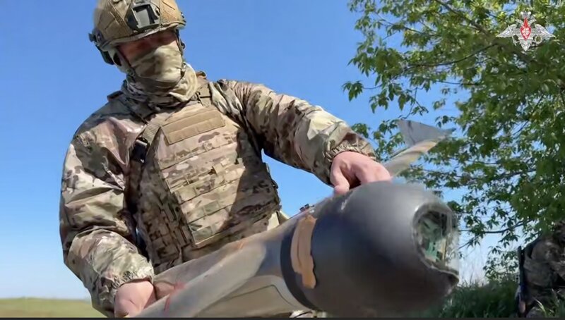 Los soldados rusos preparan a UAV para atacar. Foto: Corte del video del Ministerio de Defensa