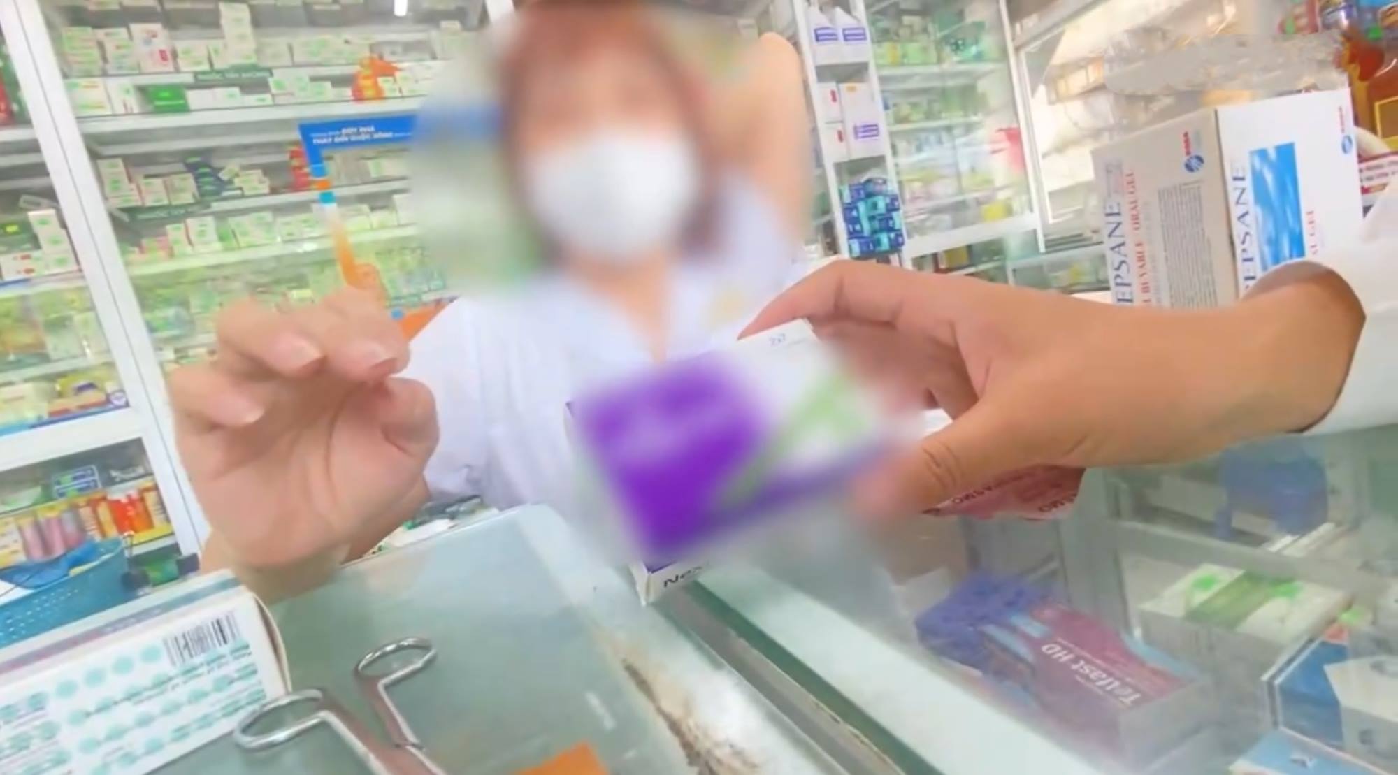 Lo hong trong quan ly thi truong duoc, khien thuoc ke don bi ban tuy tien. Vi pham de lap lai vi che tai con qua nhe. Anh: Hanh Thom