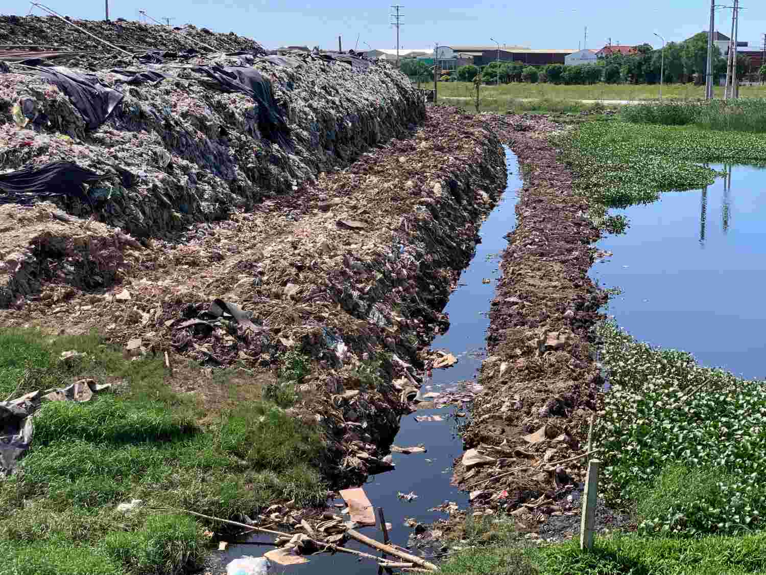 La basura en la fabrica de basura de Nam Giang Town (distrito Nam Truc, provincia de Nam Dinh) lo revelo, incluso sin barreras. Foto: HA VI