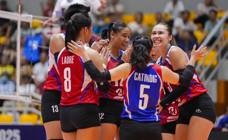El equipo de voleibol femenino filipino se encuentra con Iran en la Copa de Naciones AVC 2025. Foto: VFV