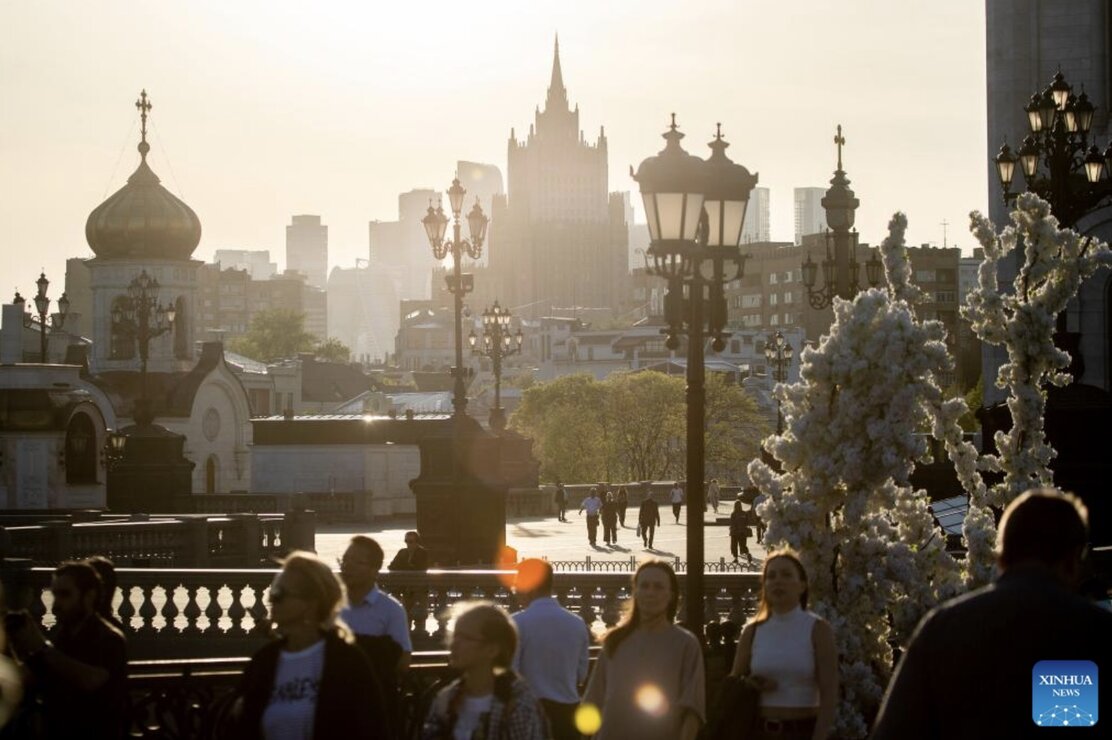 Gente caminando por la calle en Moscu, Rusia. Foto: Xinhua