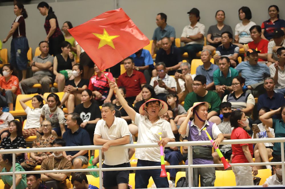 Los fanaticos del voleibol vienen al patio para animar a los equipos de la Copa de Naciones AVC 2025. Foto: Hoang Hue