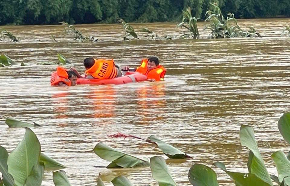 La policia de Lai Chau uso una canoa especializada para llevar a cabo rescate despues de fuertes lluvias, lo que provoco inundarse mas de 70 casas. Foto: Lai Chau Police