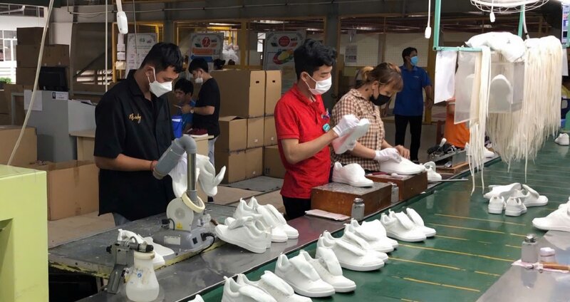 Cong nhan lao dong tai Cong ty TNHH SX va TM Bao Tien. Anh: LDLD tinh Tra Vinh.