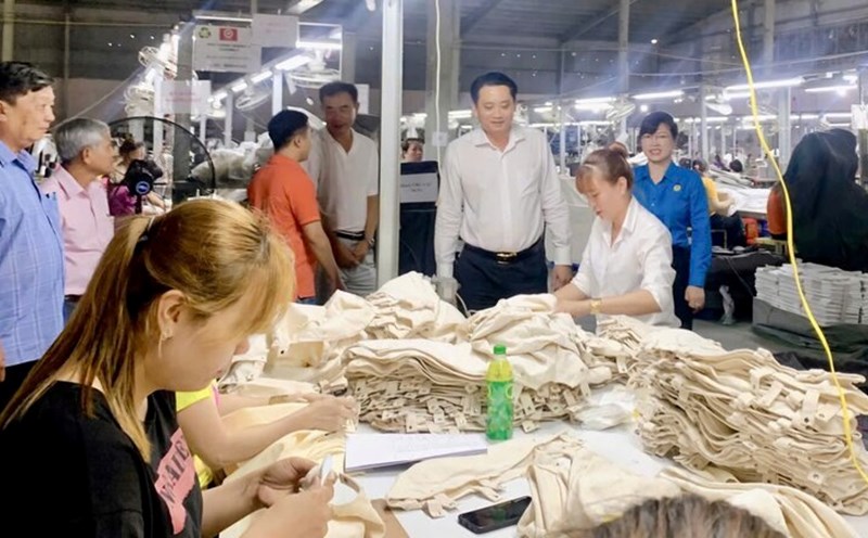 Vice Chairman of the Provincial People's Committee Nguyen Quynh Thien and leaders of the Provincial Federation of Labor visited the production and business situation of Bestmate Vietnam Co., Ltd. Photo: Tra Vinh Provincial Federation of Labor