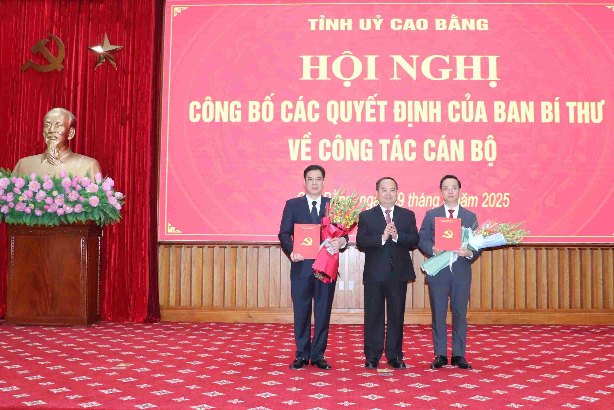 Bi thu Tinh uy Quan Minh Cuong trao quyet dinh va tang hoa chuc mung cac Pho Bi thu Tinh uy Vu Hong Quang (trai) va Le Hai Hoa (phai). Anh: The Hien