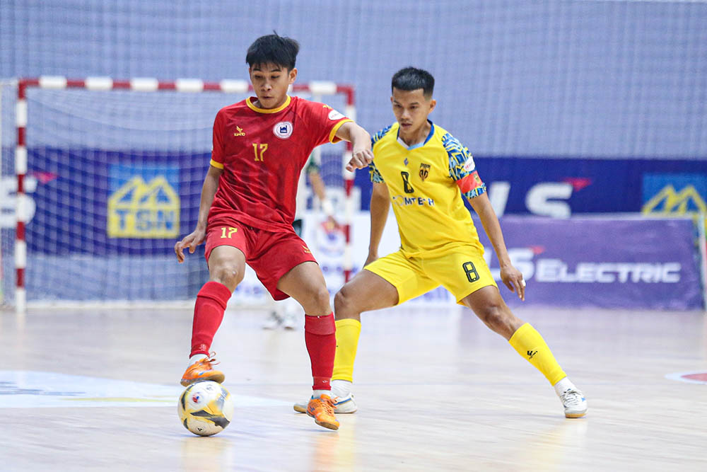 Sai Gon Titans (ao vang) leo len vi tri thu 3 tren bang xep hang. Anh: VFF