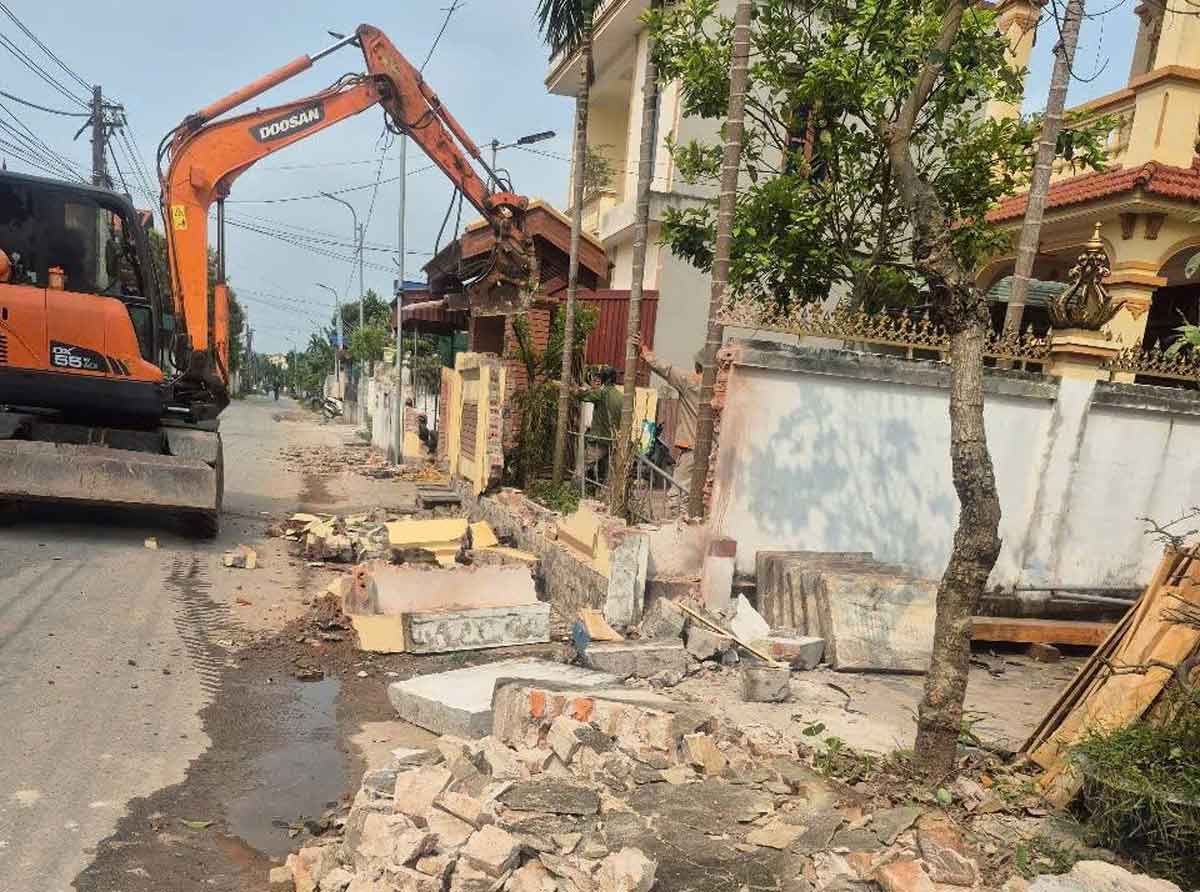 Clearing land to upgrade the main road of Vinh Hao commune (Vu Ban district, Nam Dinh province). Photo: Vu Ban District Portal