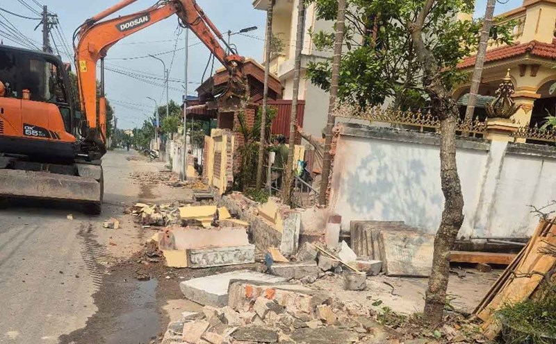 Clearing land to upgrade the main road of Vinh Hao commune (Vu Ban district, Nam Dinh province). Photo: Vu Ban District Portal