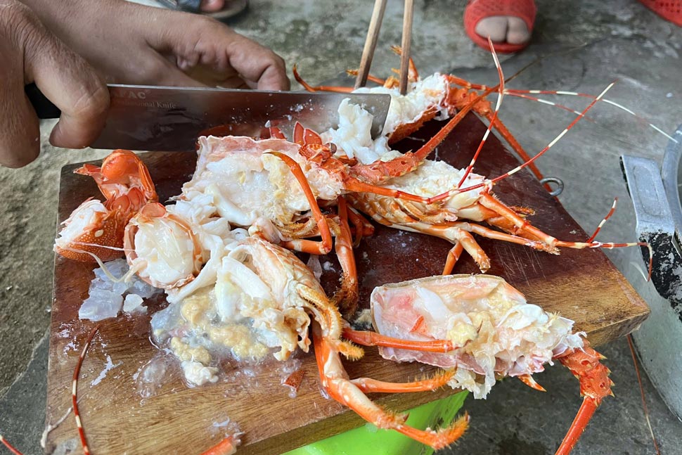 Co quan chuc nang kiem tra ben trong tom hum duoc bom tap chat. Anh: 