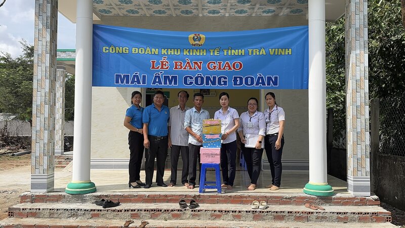 In the first 6 months of 2025, Tra Vinh trade unions at all levels mobilized nearly 30 billion VND to take care of workers. Photo: Hoang Loc